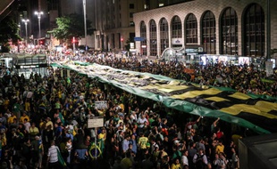 Des milliers de manifestants ont protesté ce mercredi soir.