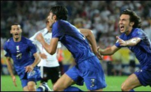 Mais une petite passe de Pirlo trouvait Grosso qui délivrait enfin les siens d'une frappe enroulée (119). C'était fini pour l'Allemagne, qui encaissait un second but par Del Piero deux minutes plus tard.