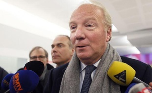 L'ancien ministre UMP Brice Hortefeux a été condamné jeudi à 5.000 euros d'amende avec sursis pour "menace", pour avoir dit dans un hebdomadaire en septembre 2011 que l'avocat de familles de victimes de l'attentat de Karachi, Me Olivier Morice, "devrait être fracassé".