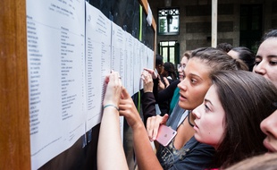 Des lycéens consultent les résultats du baccalauréat, à Lyon, le 6 juillet 2018.