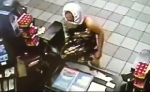 Capture d'écran de la vidéo de la caméra de surveillance d'une station-service de Dallas (Etats-Unis) braquée par un homme déguisé en femme, le 16 août 2011.