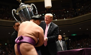Donald Trump remet une coupe à Asanoyama, vainqueur du tournoi de sumo, à Tokyo le 26 mai 2019.
