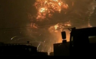 Capture d'image de la CCTV (China Central Television) montrant le ciel enflammé de Tianjin le 13 août 2015, à la suite des explosions qui ont fait des ravages et provoqué des dizaines de morts dans ce port industriel du nord-est de la Chine