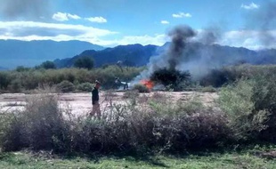 Un homme se tient proche de la carcasse d'un des hélicoptères qui s'est crashé lors du tournage de l'émission «Dropped»