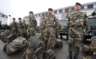 "On se prépare à tout". A côté de son bureau, au 3e Régiment d'infanterie de Marine de Vannes, le capitaine Alexandre Thellier a, comme tous ses hommes, son paquetage prêt et son téléphone sous la main: ils sont prêts à partir dans le cadre du dispositif d'alerte permanente Guépard avec le Mali en tête.