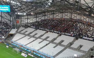 Partiellement à huis clos, le virage sud a rendu hommage aux victimes de la catastrophe.