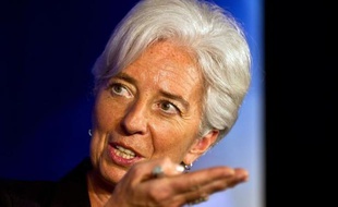 La directrice générale du Fonds monétaire international (FMI), Christine Lagarde, a estimé mardi que l'économie mondiale s'était éloignée de l'"abîme" mais que de sérieuses faiblesses continuaient d'affecter le système financier mondial.