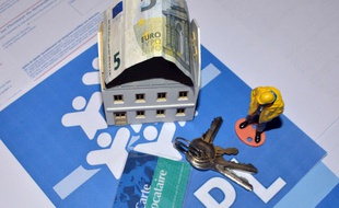 Illustration d un billet de 5 euros devant un immeuble de location social