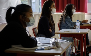 Des élèves au lycée Condorcet de St Priest en juin 2020.