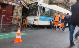 Le bus est allé s'encastrer sur la terrasse d'un café