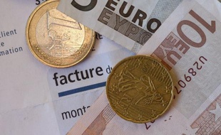Le taux d'emprunt à 10 ans de la France a touché un nouveau plus bas historique lundi sur le marché obligataire, les investisseurs étrangers, notamment asiatiques, continuant de se ruer vers les dettes des pays les mieux notés de la zone euro.
