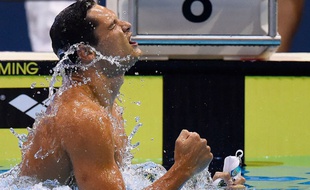 Florent Manaudou célèbre sa victoire sur 50m papillon, mardi 19 août lors des championnats d'Europe de natation à Berlin.