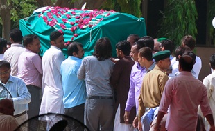 Les corps des victimes de l'attentat de Karachi sur des Ismaéliens revendiqué par Daesh ont été inhumés le 13 mai 2015.