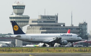 Un avion de la Lufthansa le 25 juin 2015 à l'aéroport Tegel à Berlin