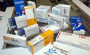 La ministre de la Santé Roselyne Bachelot annonce dans une interview au Parisien/Aujourd'hui en France de jeudi, que des médicaments délivrables hors prescription, souvent non remboursés, seront en libre service dans les pharmacies "au cours du deuxième trimestre de cette année".