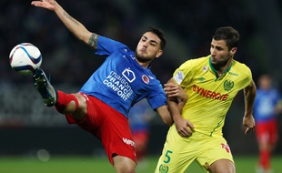 Lorik Cana face au Caennais Andy Delort.