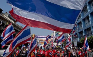 Les manifestants sont redescendus lundi dans les rues de Bangkok, au lendemain de législatives qu'ils ont fortement perturbées, promettant de trouver un moyen de faire tomber le gouvernement.