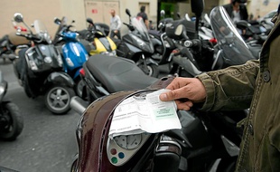 La contravention pour stationnement gênant pourrait passer de 17 à 35 €.