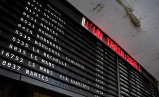 Panneau d'affichage à la gare Montparnasse à Paris en mai 2009.