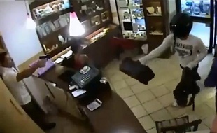 Un commerçant sicilien a mis des braqueurs en fuite. Vidéo du 23 septembre 2013.