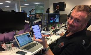 Christophe Séfrin, journaliste high-tech à «20 Minutes», et le smartphone Google Pixel 4