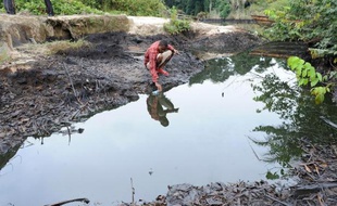 Amnesty International accuse le pétrolier Shell de nier ses responsabilités dans les fuites de pétrole au Nigeria, rejetant la faute sur les gangs criminels.