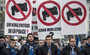Des supporters des foot, principalement de l'Olympique lyonnais, manifestent contre la "répression policière" à Lyon le 15 novembre 2014