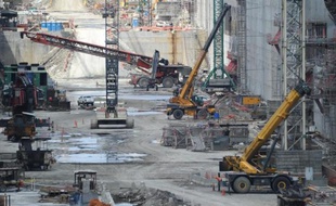 Le consortium international chargé des travaux d'élargissement du canal de Panama (GUPC), dirigé par le constructeur espagnol Sacyr, a annoncé vendredi la suspension de ce gigantesque chantier, en l'absence d'accord pour en financer le surcoût.