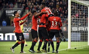 Le Rennais Ousmane Dembélé porté en triomphe par ses coéquipiers, après son but contre Bordeaux.