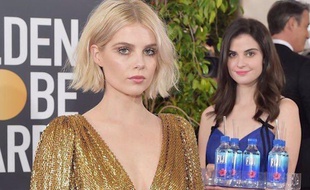 L'hôtesse de la marque d’eau FIJI Water réalisant un photobomb.