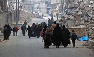 Alep (Syrie), le 12 décembre 2016. Des civils fuient le quartier de Soukkari que l'armée de Bachar al-Assad vient de reprendre aux rebelles.