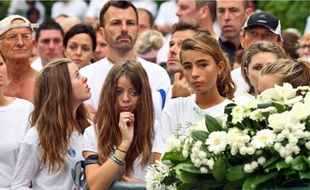 Une immense gerbe de fleurs blanches a été déposée sur le lieu de l'enlèvement.