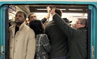 La situation était souvent tendue jeudi matin dans le métro parisien au deuxième jour de grève dans les transports publics.