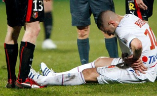L'attaquant lyonnais Karim Benzema, touché à la hanche lors du match Lyon - Rennes, à Gerland, le 1er mars 2009.