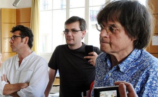 Les dessinateurs Tignous (g), Charb (c) et Cabu au siège de Charlie Hebdo à Paris, le 15 août 2011