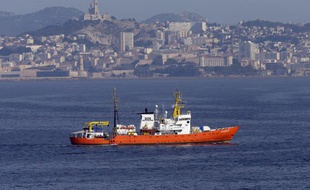 L'Aquarius au large de Marseille, son port d'attache.