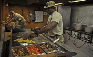 Steak, guacamole, voire homard: les plus importantes bases américaines en Afghanistan proposent un impressionnant choix de plats à leurs troupes, mais la ration de combat, à la mauvaise réputation, reste souvent l'ordinaire du soldat sur le terrain