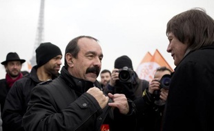 Le secrétaire général de la CGT Philippe Martinez et son prédécesseur Bernard Thibault lors d'une manifestation pour défendre le droit de grève, à Paris le 18 févrirer 2015