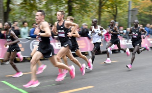 Eliud Kipchoge entouré de ses lièvres.