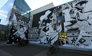 Les oeuvres du collectif FAILE, artistes de New-York, sur la gare de Strasbourg et sur l'enceinte du Musée d'art moderne de Strasbourg. Le 25 avril 2018.