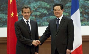 Nicolas Sarkozy et le président chinois Hu Jintao à Shanghai (Chine), le 28 avril 2010.