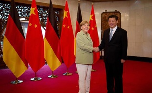 La chancelière allemande Angela Merkel (g) et le président chinois Xi Jinping à Pékin le 7 juillet 2014