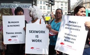 Quelques centaines de personnes ont manifesté à Paris, samedi 7 juillet 2012, contre le projet d'«abolition» de la prostitution voulu par la ministre des Droits des femmes, Najat Vallaud-Belkacem.