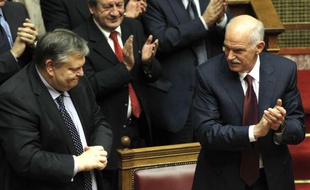 Le Premier ministre grec, George Papandréou (droite), et le ministre des Finances, Evangelos Venizelos, applaudissent le vote de confiance accordé par le Parlement le 4 novembre 2011.