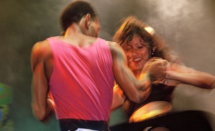 A là Fête de l'Huma, en 1989, un homme et une femme dansent la «Lambada».