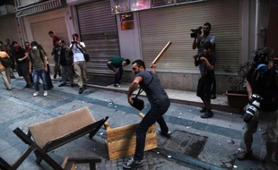 La police est intervenue samedi soir à Istanbul pour disperser des centaines de manifestants qui tentaient de gagner la place Taksim et le parc Gezi, bastion de la fronde antigouvernementale qui a agité la Turquie au mois de juin.