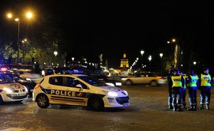 Des policiers en colère contre la mise en examen d'un collègue pour homicide, le 26 avril 2012.