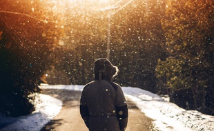 Illustration d'une personne sur une route avec de la neige