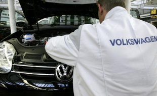 Un ouvrier de Volkswagen dans l'usine de Wolfsburg en Allemagne, en septembre 2005