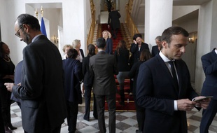 Edouard Philippe et Emmanuel Macron rivés sur leurs smartphones le jour de la photographie officielle du gouvernement.